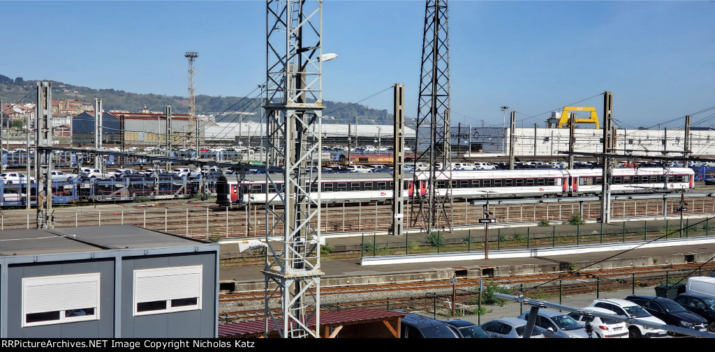 Euro Cargo Rail 66240 in the back